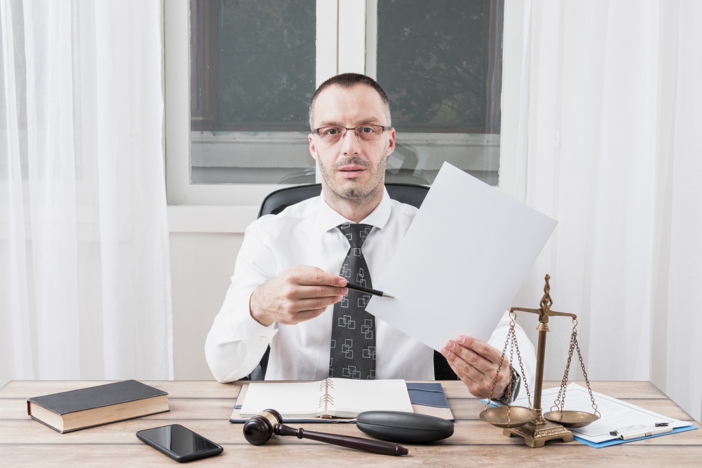 lawyer-with-document.jpg окно
