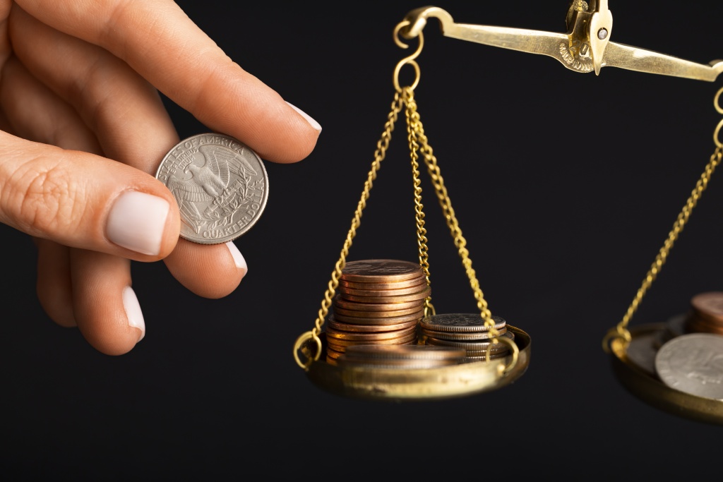 still-life-dollar-coins-scale.jpg весы