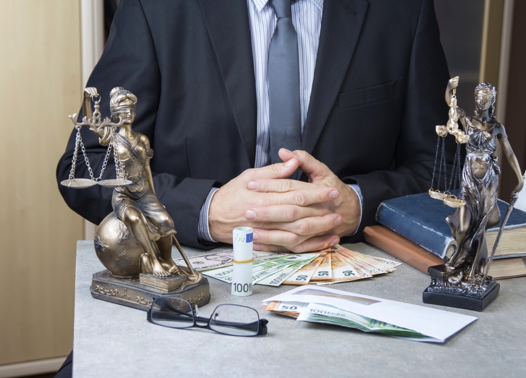 midsection-lawyer-with-money-desk.jpg очки