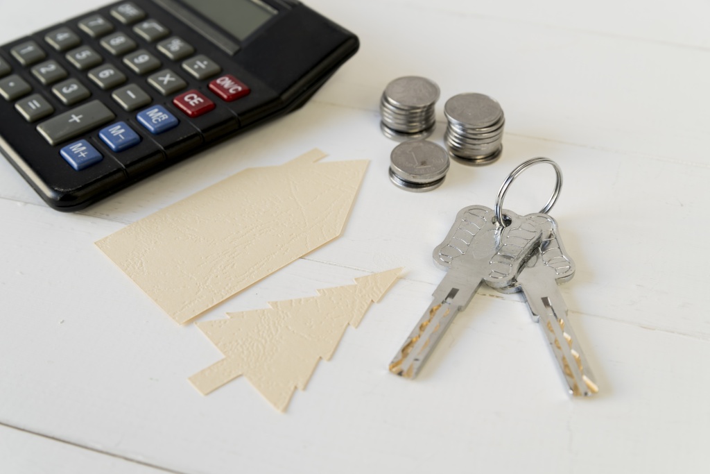calculator-coins-stack-keys-with-house-tree-paper-cutout-white-wooden-table.jpg ключи