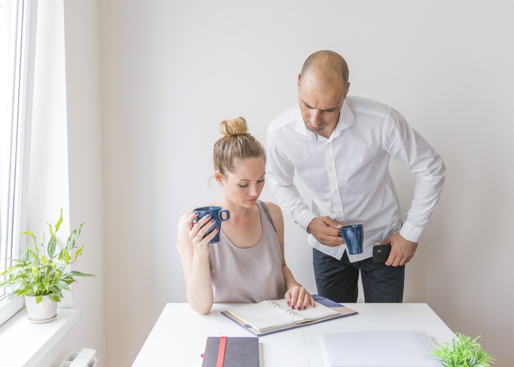 two-businesspeople-holding-coffee-cup-looking-diary.jpg цветок