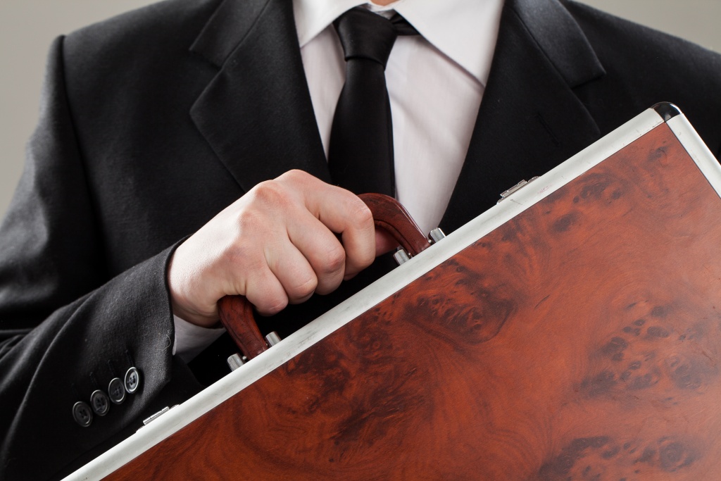 document-case-businessman-hands.jpg чемодан